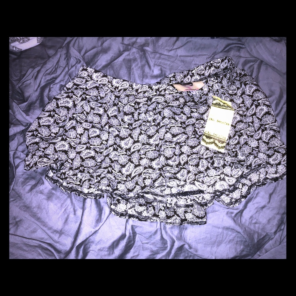 Juniors women’s revolution paisley shorts NWT